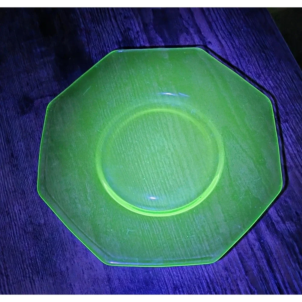 Octagon‎ Shaped Lunch Dinner Plate Green Uranium Vaseline Glow 7.75